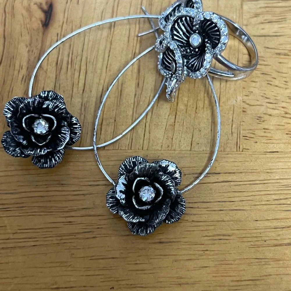 Elegant Silver Floral Jewelry by “Tocara” Stainless Steel earrings & Ring Set - Picture 6 of 6